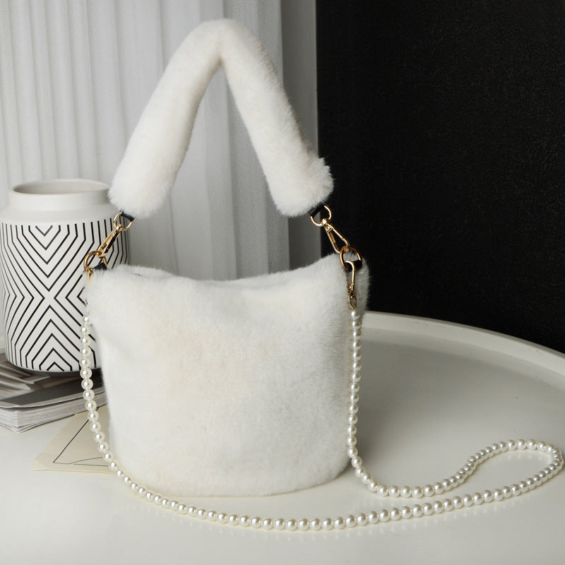 Plüsch-Beuteltasche mit Perlenkette kariert