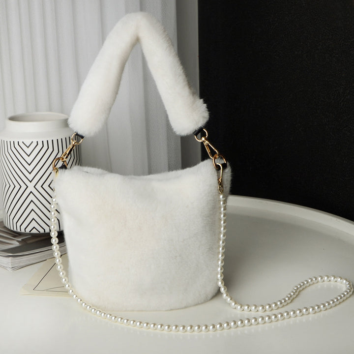 Plüsch-Beuteltasche mit Perlenkette kariert