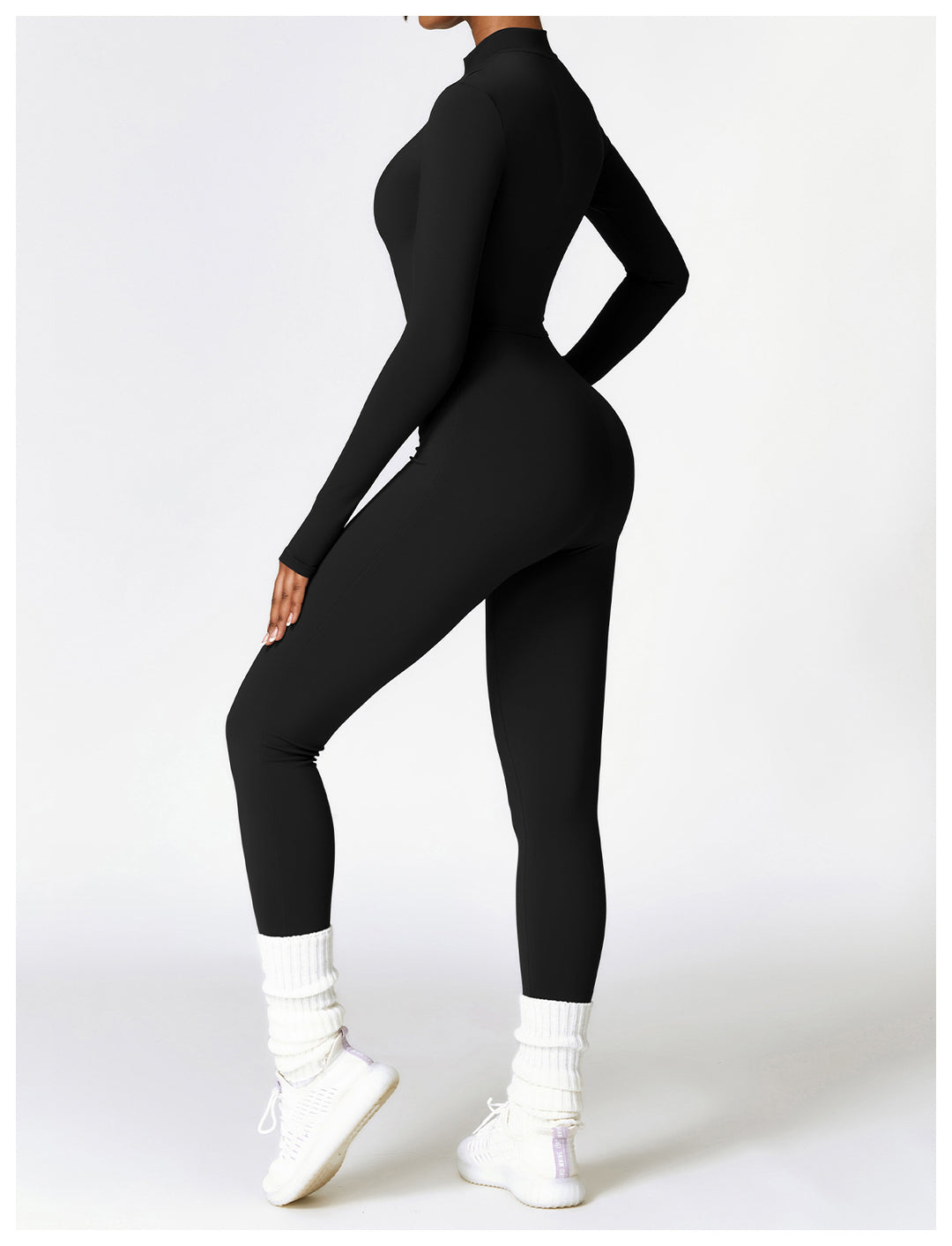Frau im langärmeligen Yoga-Jumpsuit