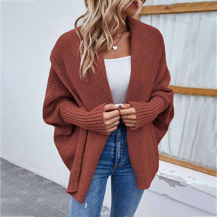 Damen in Oversize-Strickjacke mit Schalkragen