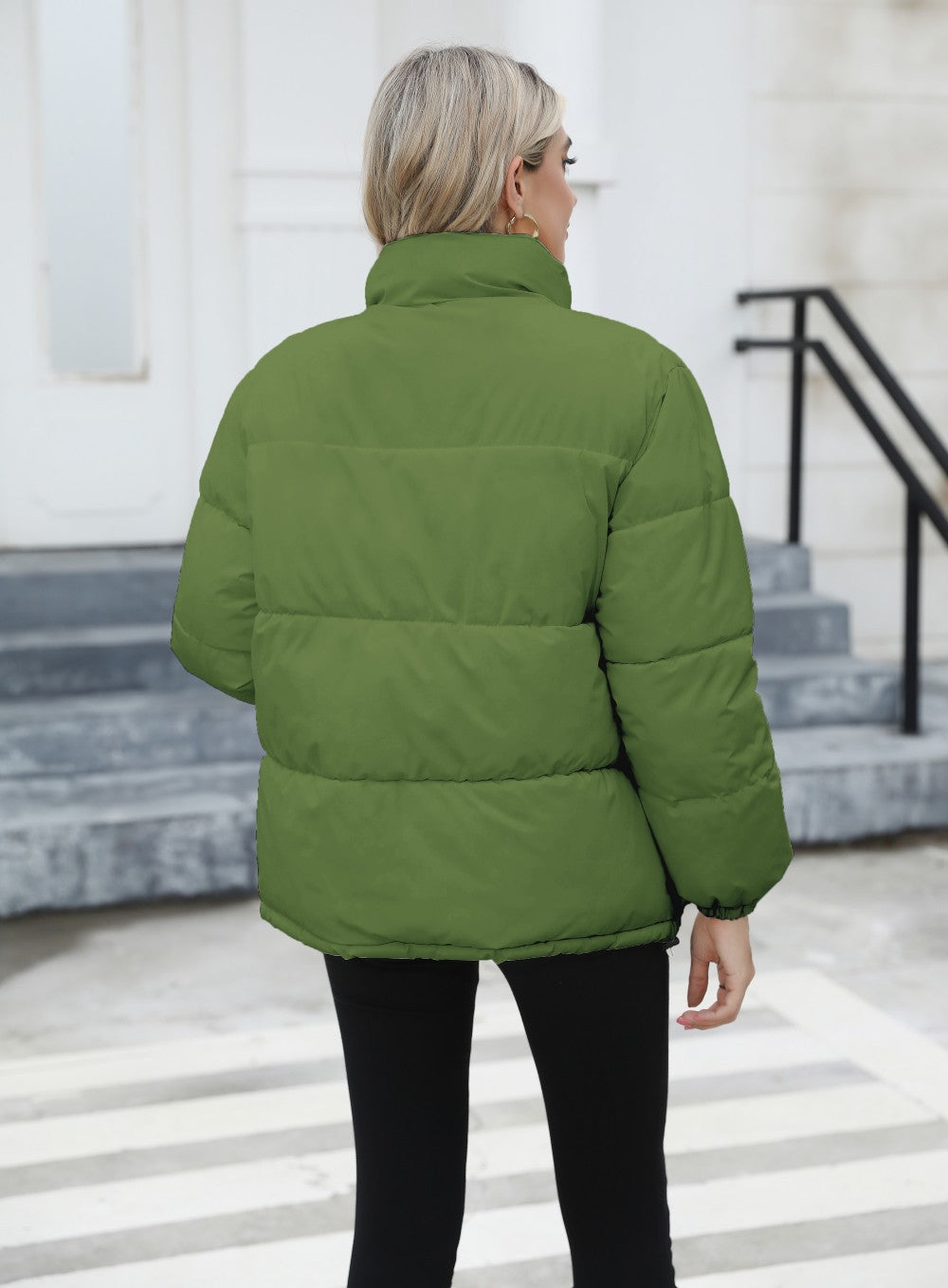 Frau in wattierter Steppjacke mit Stehkragen