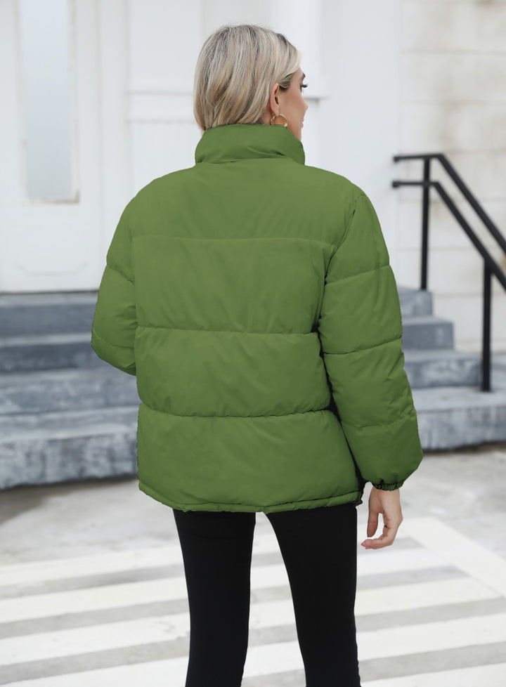 Frau in wattierter Steppjacke mit Stehkragen