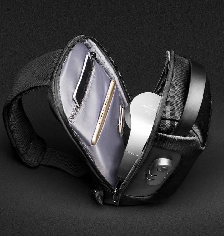 Schwarze Brusttasche mit Zahlenschloss und USB-Port