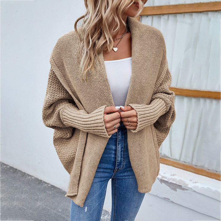 Damen in Oversize-Strickjacke mit Schalkragen