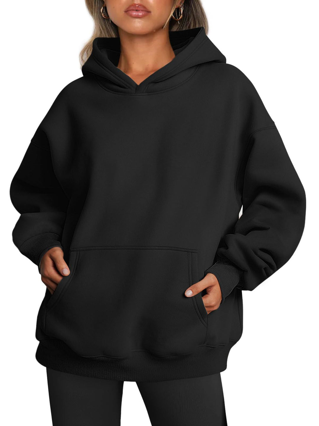 Damen im Oversize-Hoodie mit Kängurutasche