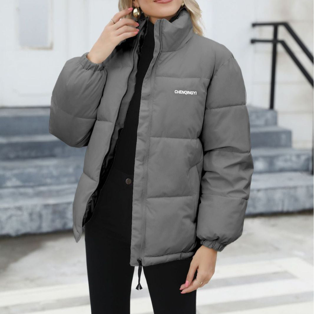 Frau in wattierter Steppjacke mit Stehkragen