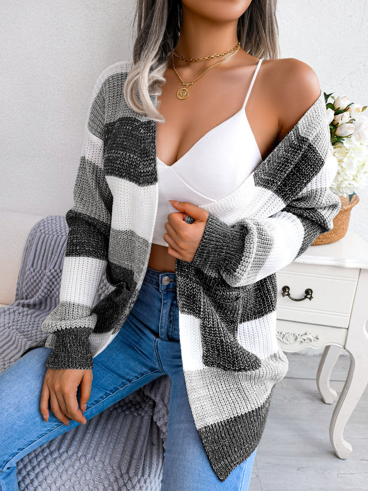 Damen in gestreifter Strickjacke mit Laternenärmeln