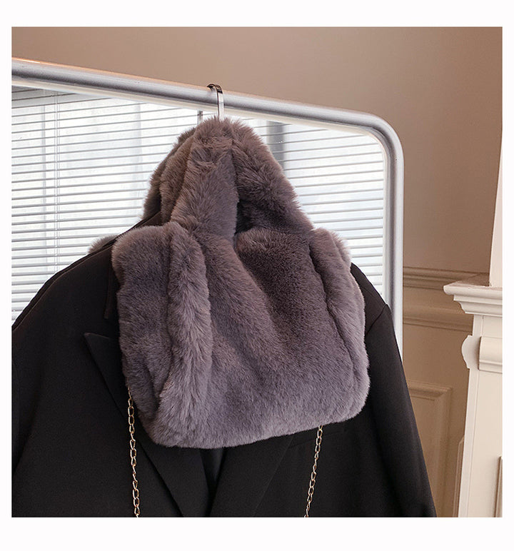 Flauschige Plüschtasche mit Kettenriemen