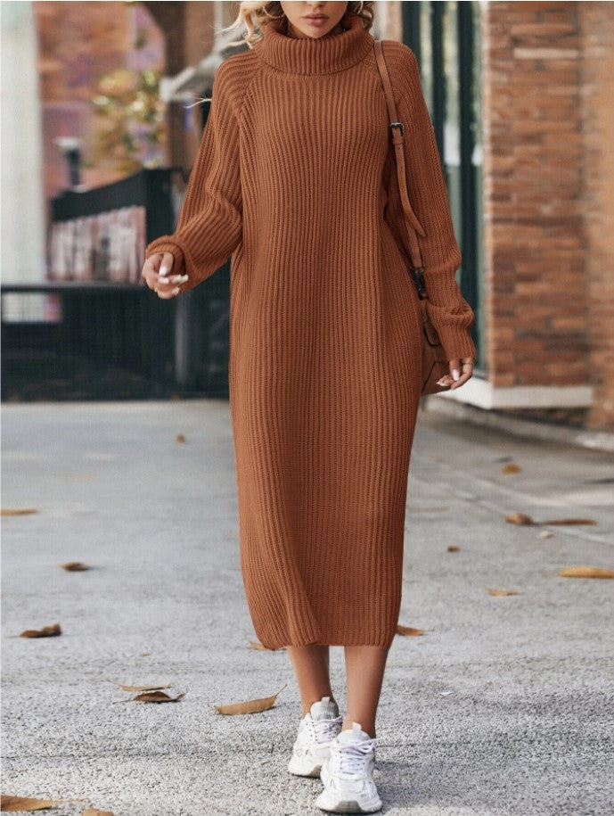 Frau im langen Strickkleid mit Rollkragen