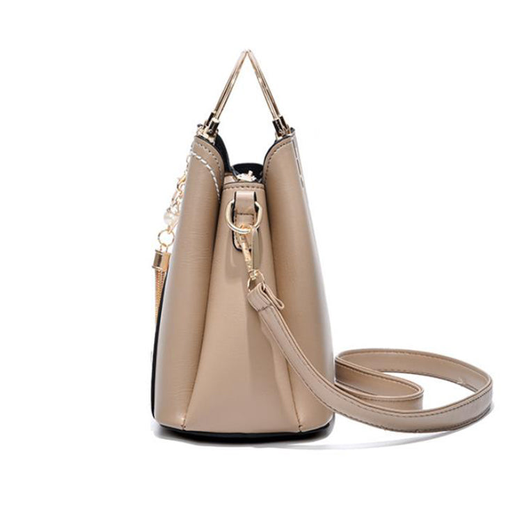 Colorblock-Handtasche mit Herzanhänger