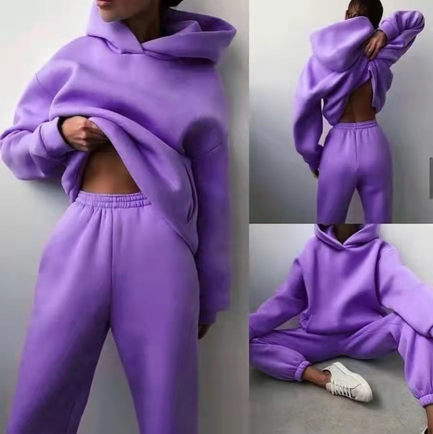 Frau im Hoodie-Set mit Jogginghose