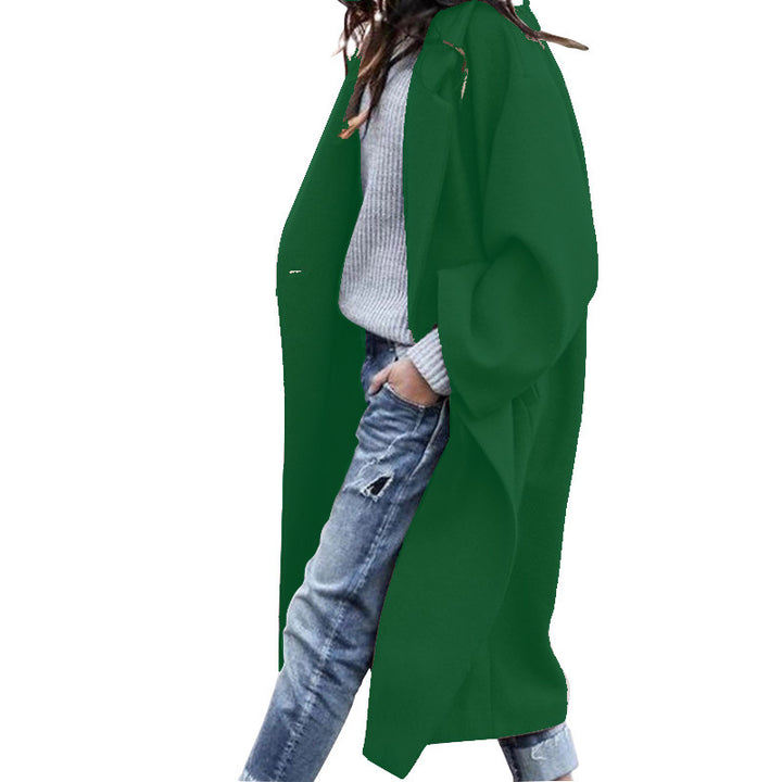 Damen im langen Oversize-Mantel mit Revers