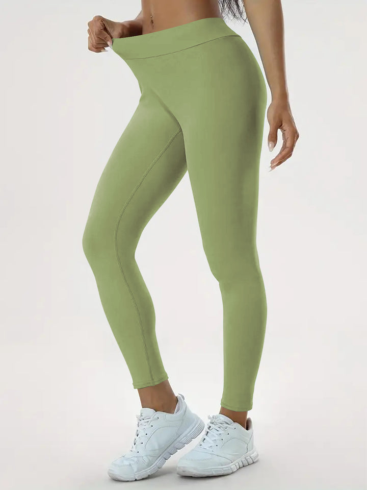 Frau in High-Waist-Yogaleggings mit Raffung