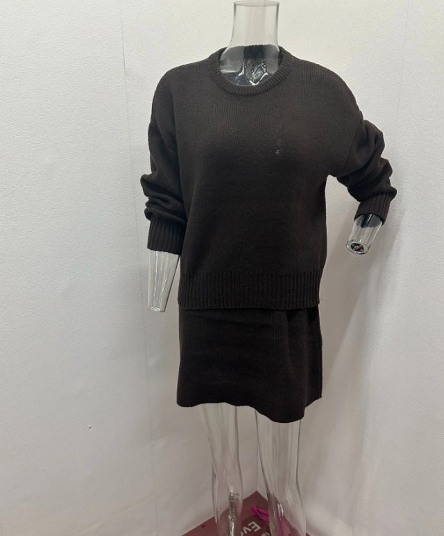 Strickpullover und Minirock als Set in einer Farbe