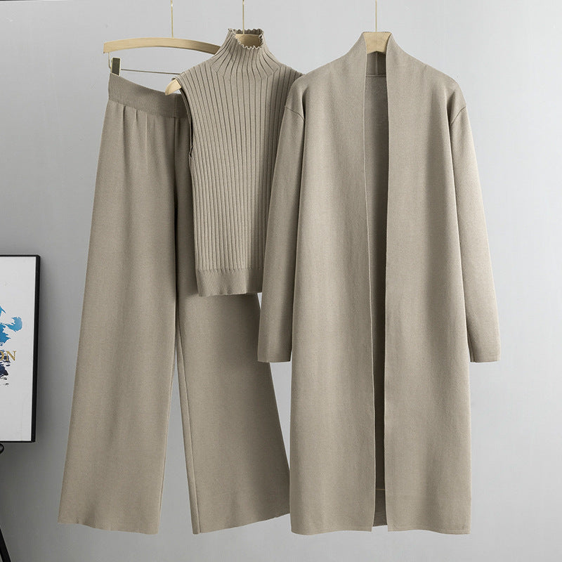 Frau im dreiteiligen Strickset mit langer Jacke