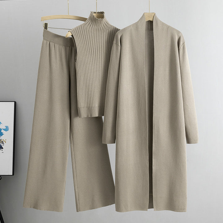 Frau im dreiteiligen Strickset mit langer Jacke