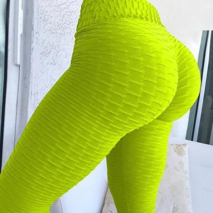 Frau in Scrunch Leggings mit hoher Taille