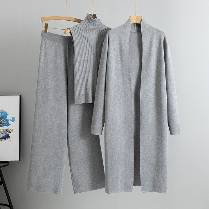 Frau im dreiteiligen Strickset mit langer Jacke