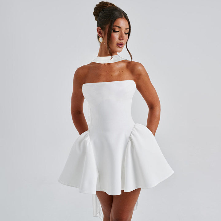 Frau im trägerlosen Minikleid mit Halstuch