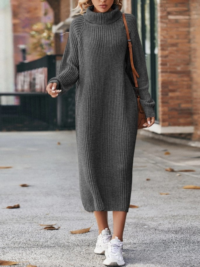 Frau im langen Strickkleid mit Rollkragen
