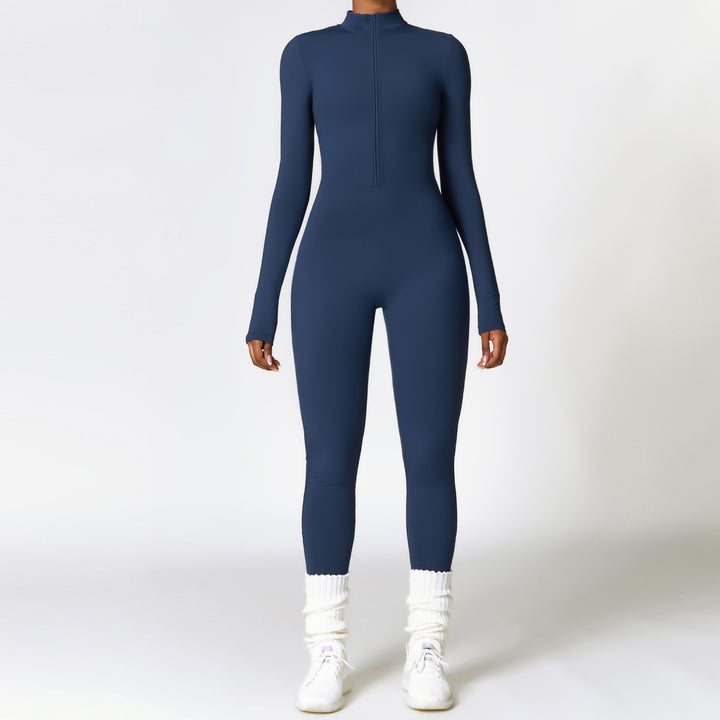 Frau im langärmeligen Yoga-Jumpsuit