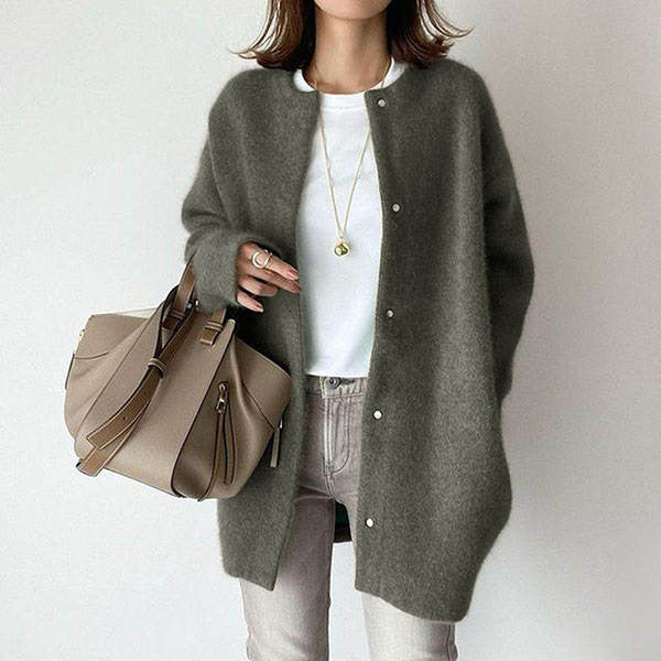 Damen in langer flauschiger Strickjacke