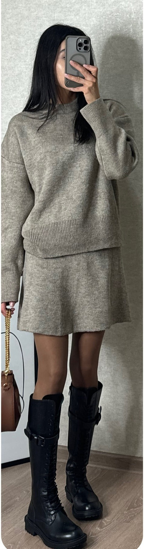 Strickpullover und Minirock als Set in einer Farbe