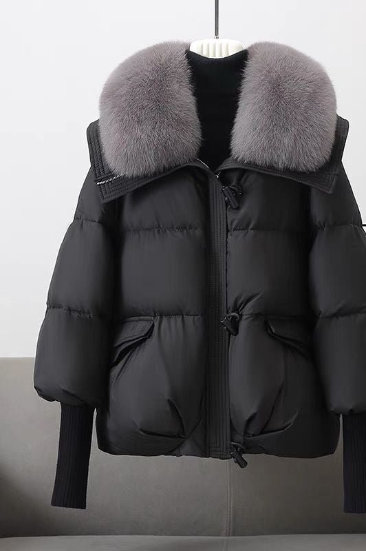 Damen in kurzer Steppjacke mit Fellkragen