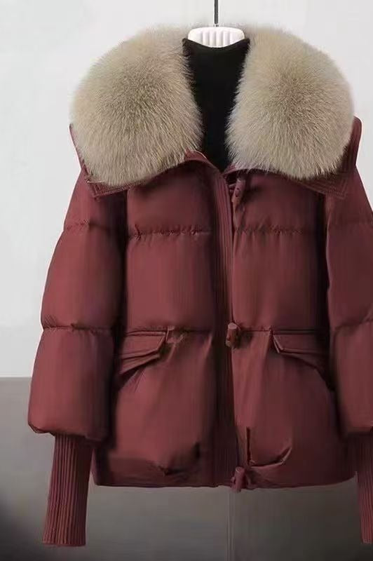 Damen in kurzer Steppjacke mit Fellkragen