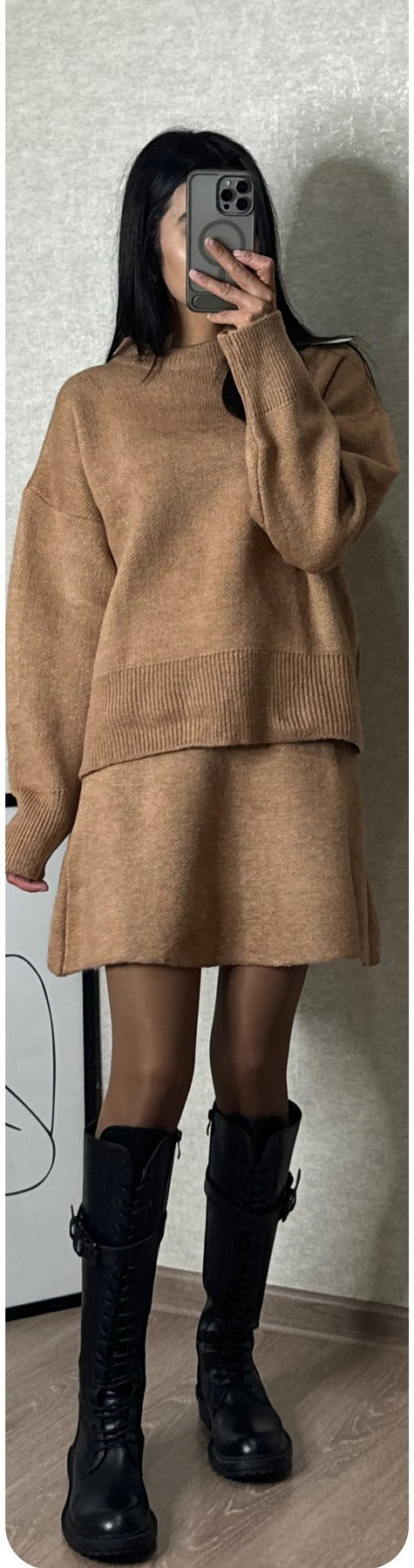 Strickpullover und Minirock als Set in einer Farbe