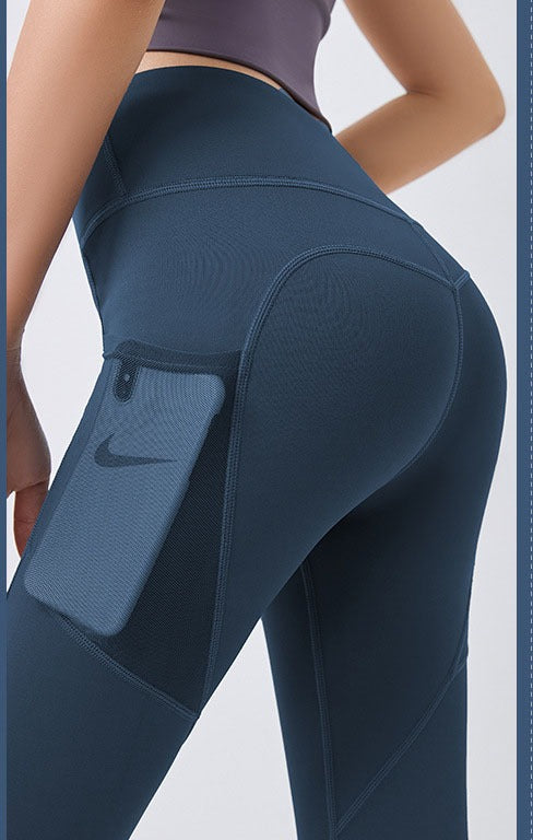 Frau in High-Waist Leggings mit Handytasche