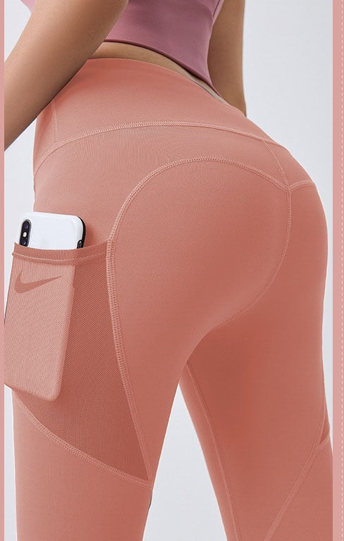 Frau in High-Waist Leggings mit Handytasche