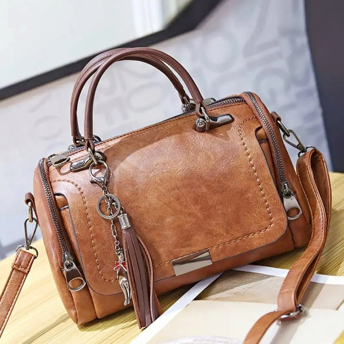 Damen Retro Handtasche mit Rundem Design und Charm-Details