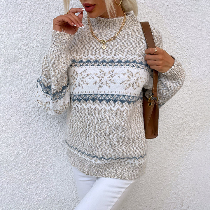 Damen im Strickpullover mit Schneeflockenmuster