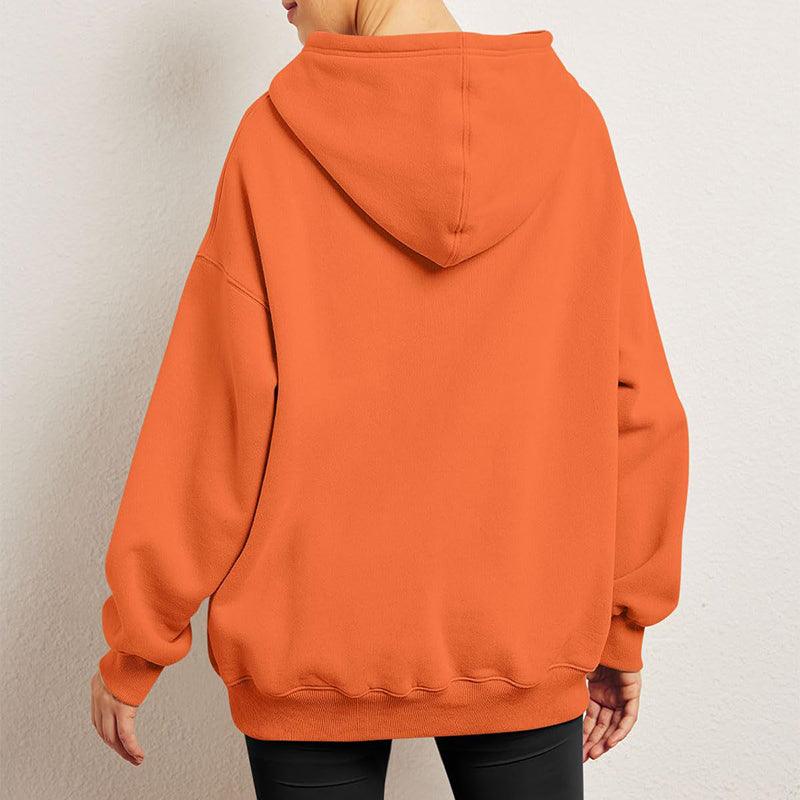 Damen im Oversize-Hoodie mit Kängurutasche