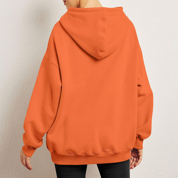 Damen im Oversize-Hoodie mit Kängurutasche