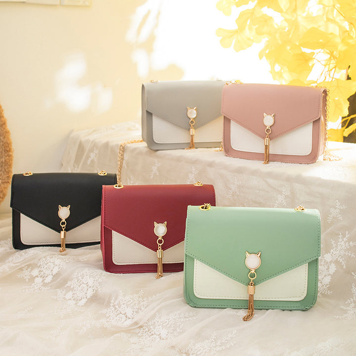 Kleine eckige Tasche mit Katzenverschluss und Kette