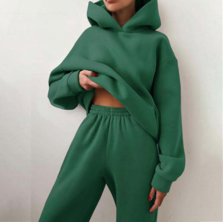 Frau im Hoodie-Set mit Jogginghose