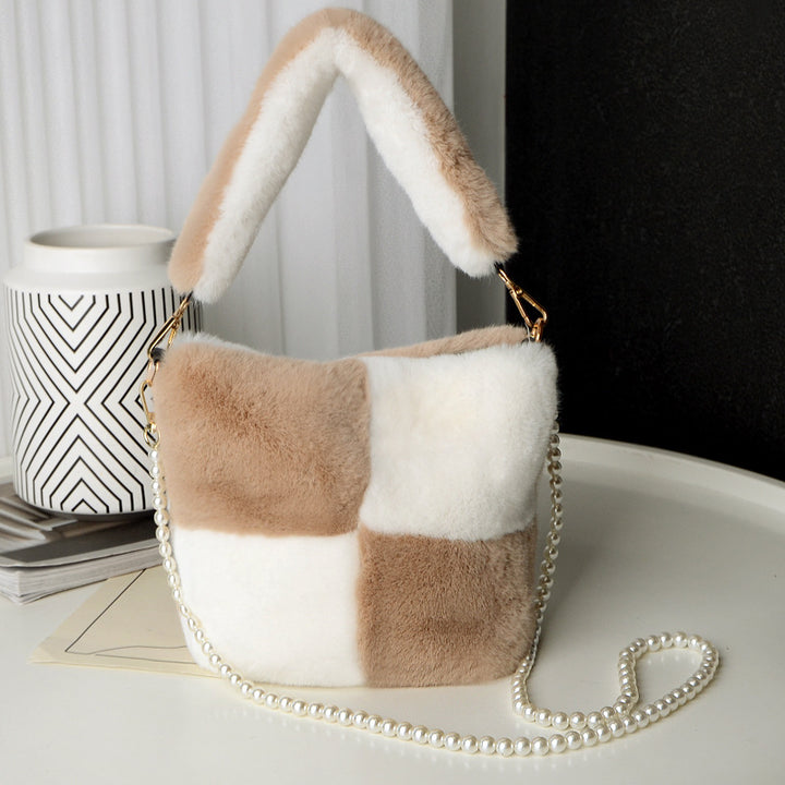 Plüsch-Beuteltasche mit Perlenkette kariert