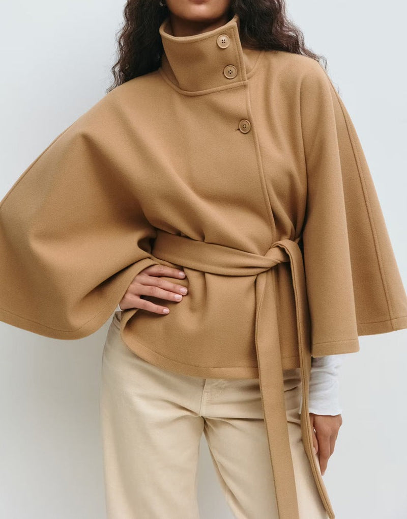 Damen im kurzen Cape-Mantel mit Stehkragen