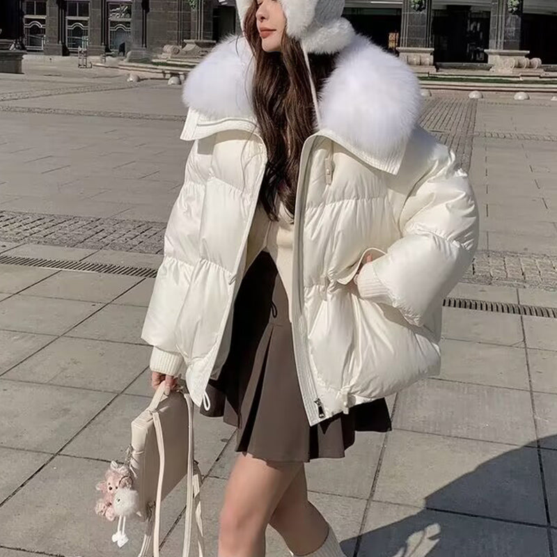 Damen in kurzer Steppjacke mit Fellkragen