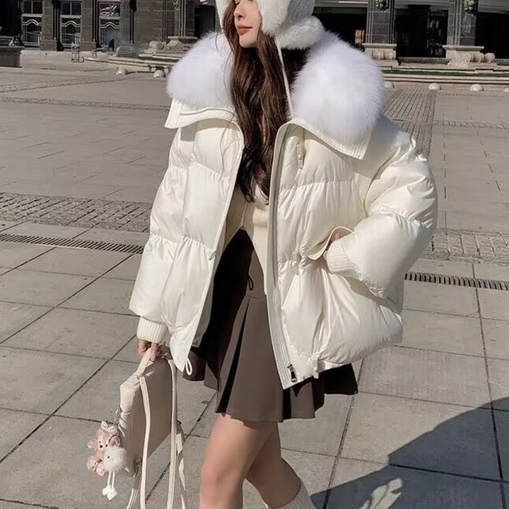 Damen in kurzer Steppjacke mit Fellkragen