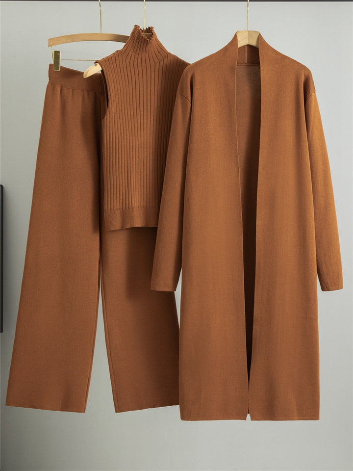 Frau im dreiteiligen Strickset mit langer Jacke