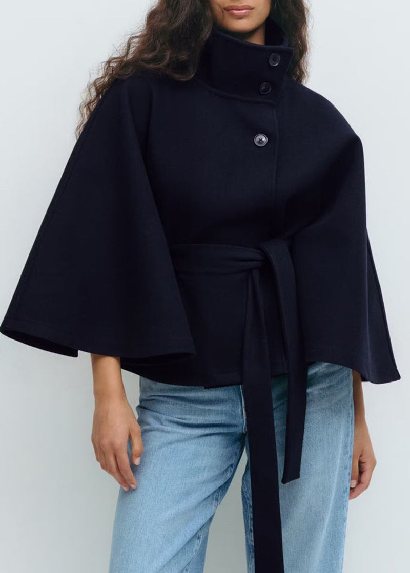 Damen im kurzen Cape-Mantel mit Stehkragen
