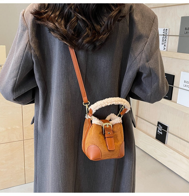 Kleine Beuteltasche mit Plüschrand und Henkel