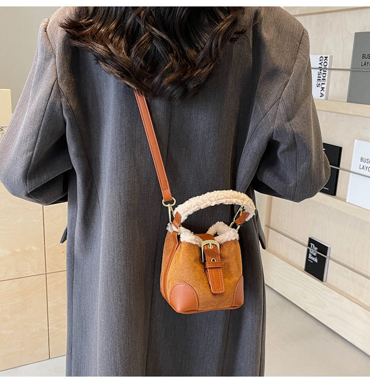 Kleine Beuteltasche mit Plüschrand und Henkel