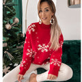 Frau im flauschigen Weihnachtspullover mit Schneeflocken