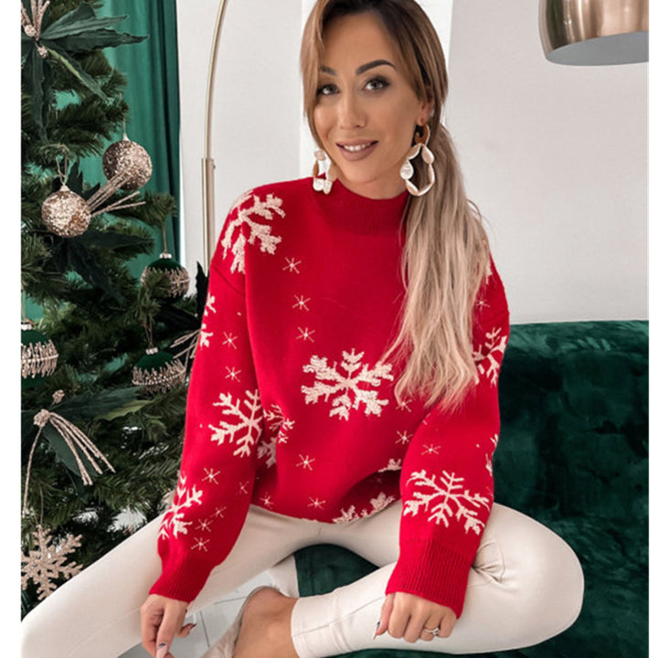 Frau im flauschigen Weihnachtspullover mit Schneeflocken