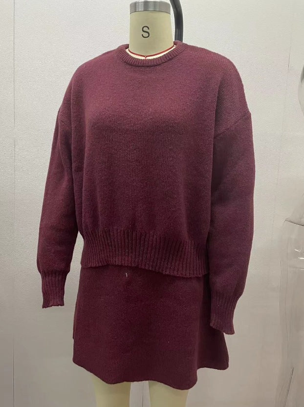 Strickpullover und Minirock als Set in einer Farbe