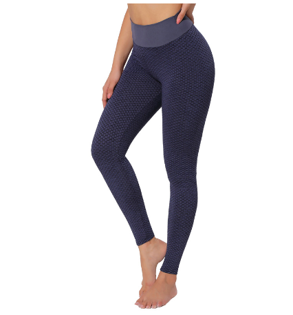 Frau in nahtloser Leggings mit Wabenstruktur